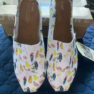 NWT Tom’s Printed Parrots 9.5